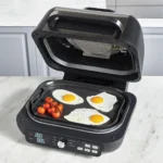 گریل چندکاره و سرخ‌کن بدون روغن نینجا AG651 مشکی استیل با صفحه نمایش دیجیتال و سبد نچسب روی پیشخوان آشپزخانه