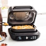 گریل چندکاره و سرخ‌کن بدون روغن نینجا AG651 مشکی استیل با صفحه نمایش دیجیتال و سبد نچسب روی پیشخوان آشپزخانه