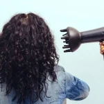 ۵ گام مهم برای فر کردن مو با سشوار؛ آموزش مرحله ای