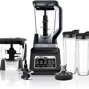 غذاساز نینجا BN801 چندکاره مشکی نقره‌ای با پارچ مخلوط‌کن و لیوان اسموتی روی میز آشپزخانه مدرن